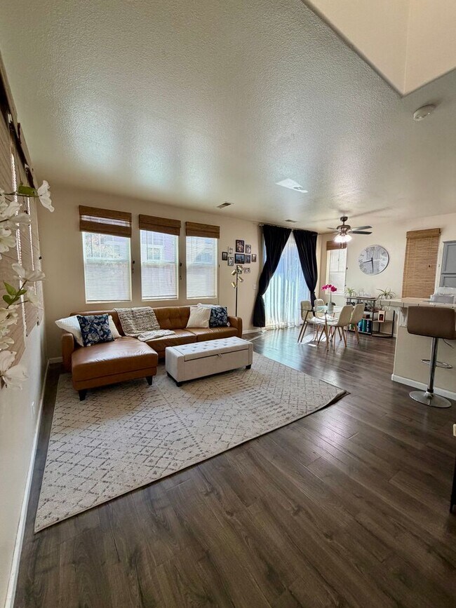 Building Photo - STUNNING Gated 3 Bed/2.5 Bath Soledad Home