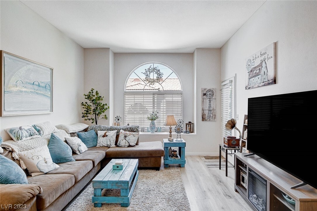 Living Room - 3125 N Buffalo Dr