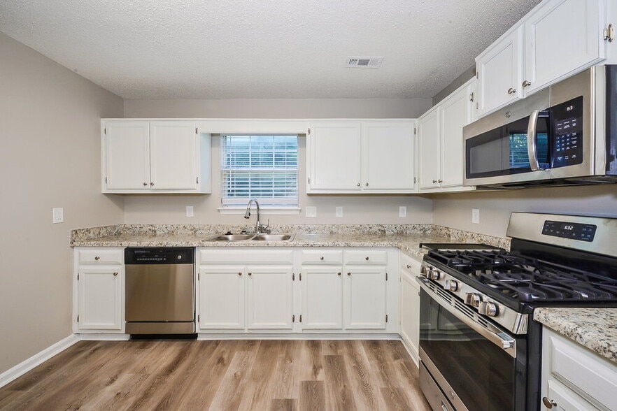 Building Photo - 709 Village Overlook