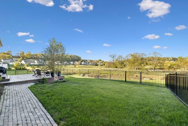 Building Photo - Luxurious living space *Fully furnished an...