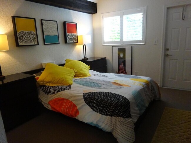 Building Photo - 2660 NE 8th Ave