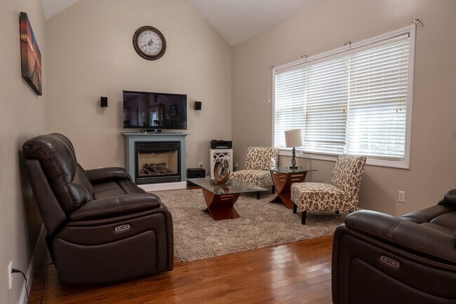 Building Photo - ? GORGEOUS COLONIAL – 4 BED / 2.5 BATH ?
