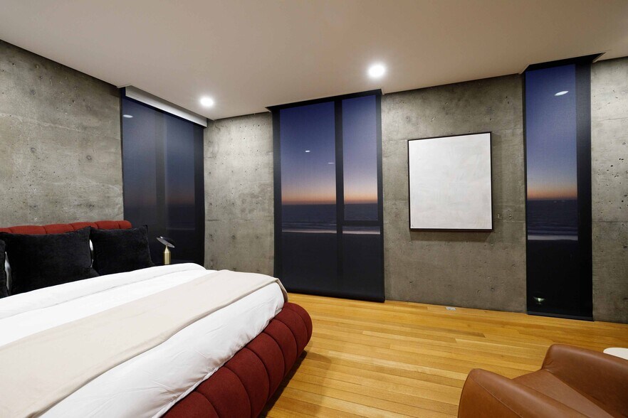 Building Photo - 1812 The Strand