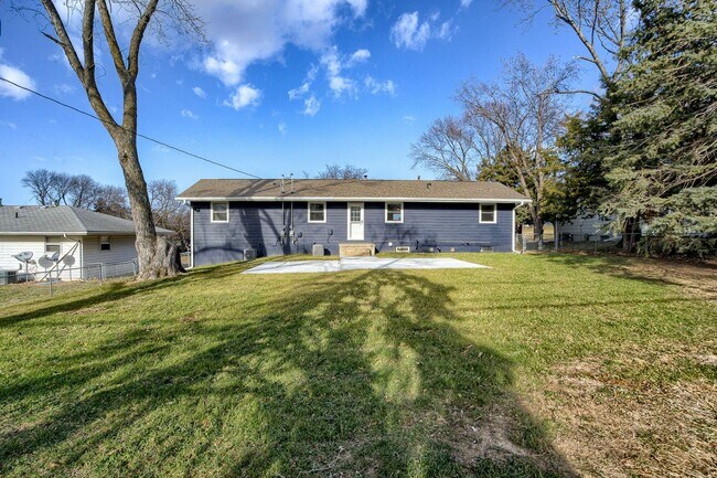 Building Photo - UPDATED 2 Bedroom Duplex With Garage!!
