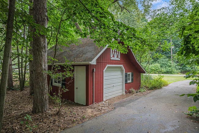 Building Photo - 3310 Lake Dr
