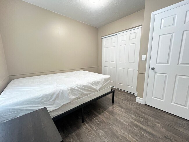 Building Photo - 5658 S Vlg Cir