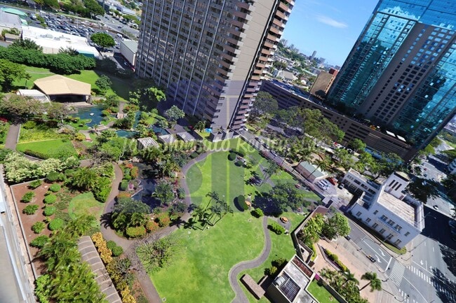 Building Photo - 1 Bedroom unit located in Kukui Plaza