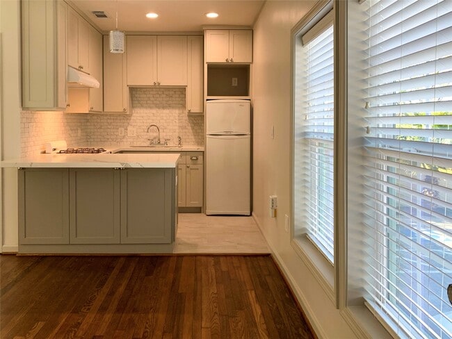 Building Photo - 1912 Sul Ross St