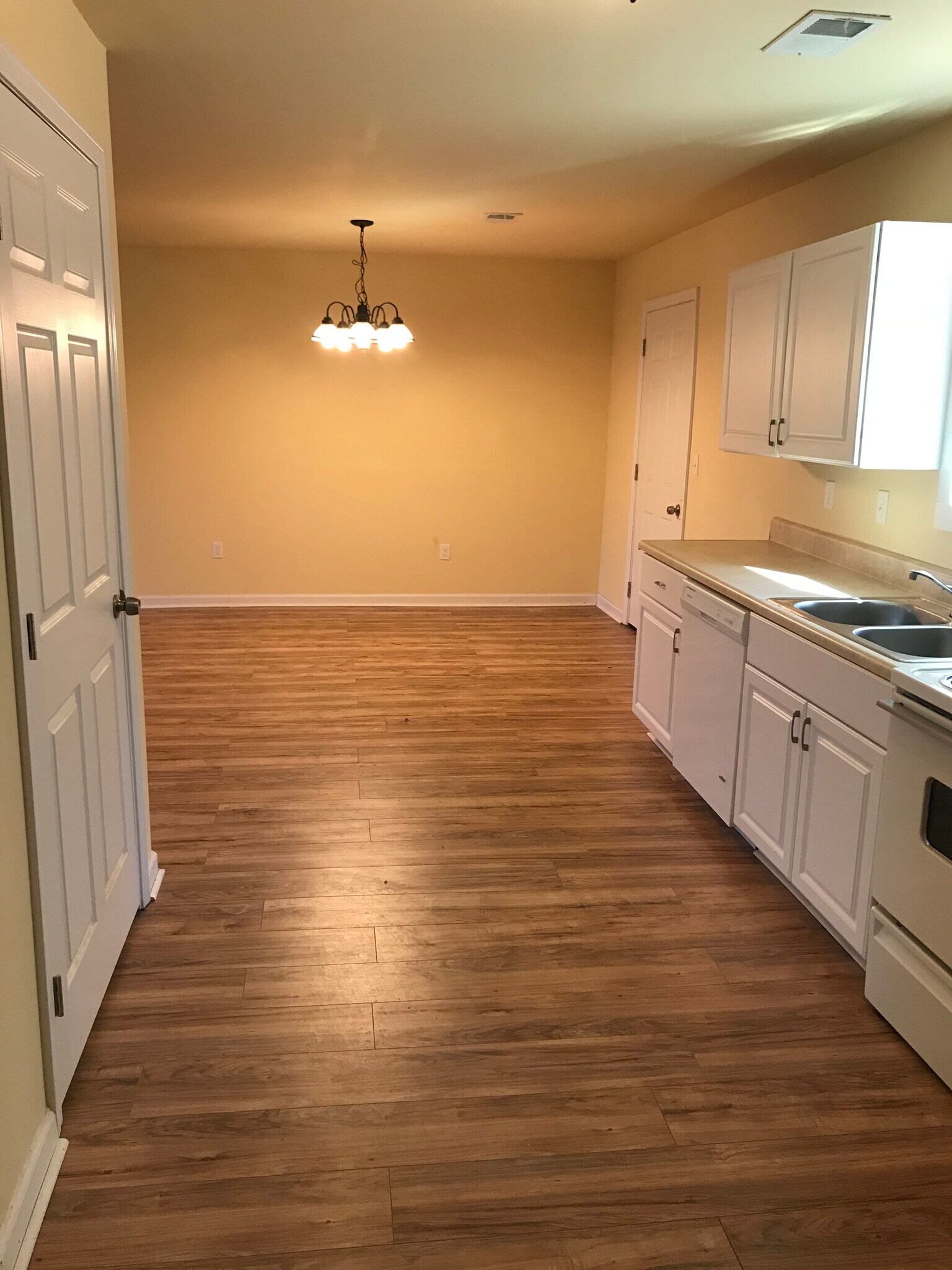 Building Photo - 2588 wren cir