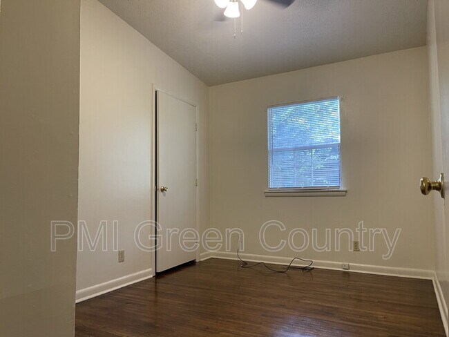 Building Photo - 5430 N Frankfort Pl