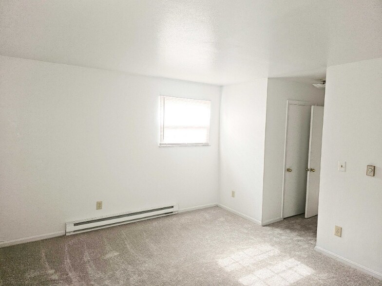Building Photo - 5856 Highview Dr