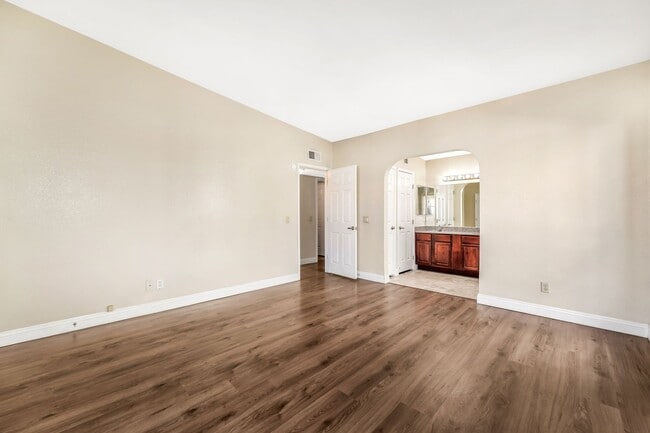 Building Photo - 2 Bedroom Condo!