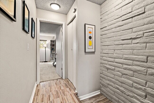 Building Photo - Great 2 bed 2 bath town house centrally lo...