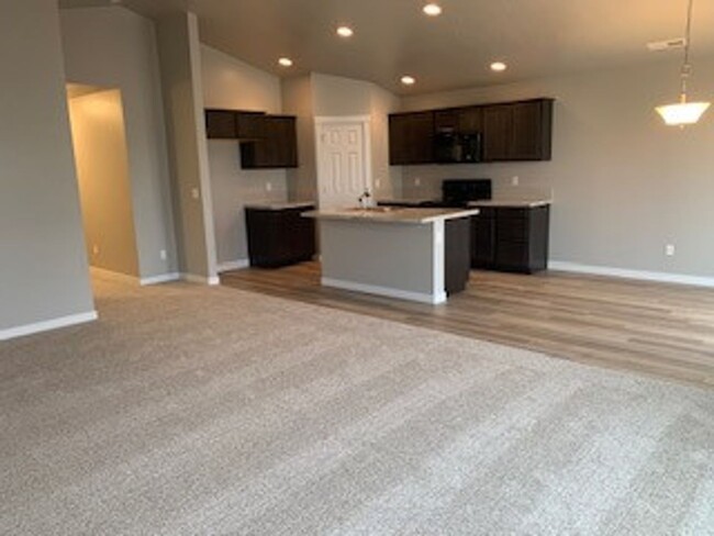 Building Photo - Brand New Home