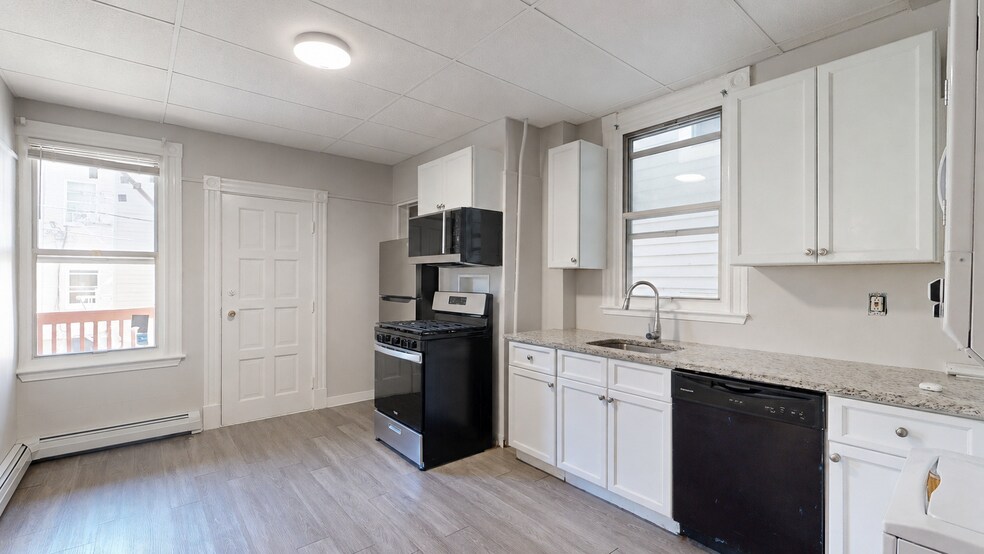 Building Photo - 346 Chelsea St