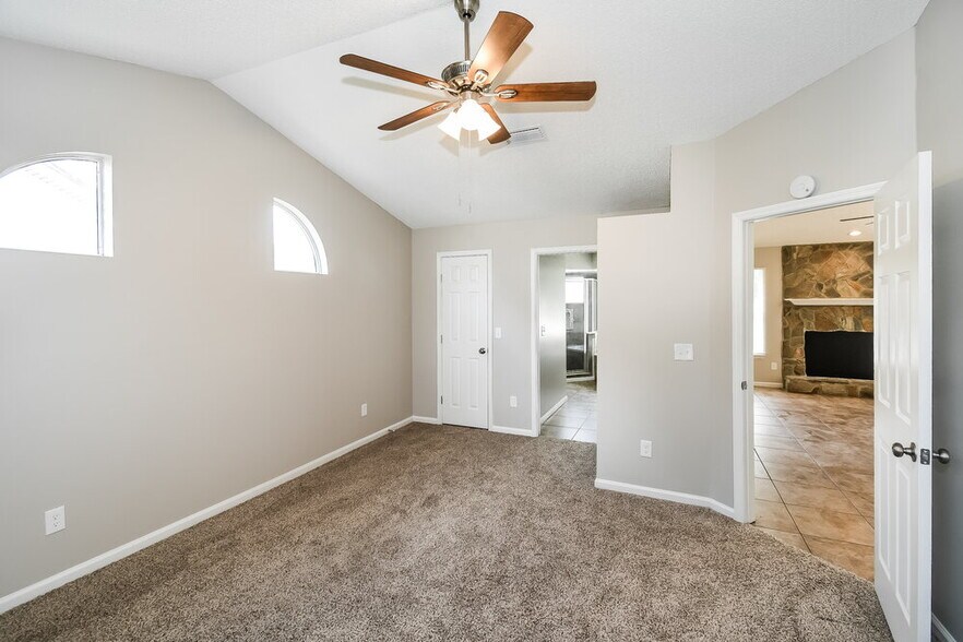 Building Photo - 8133 Fieldside Dr W