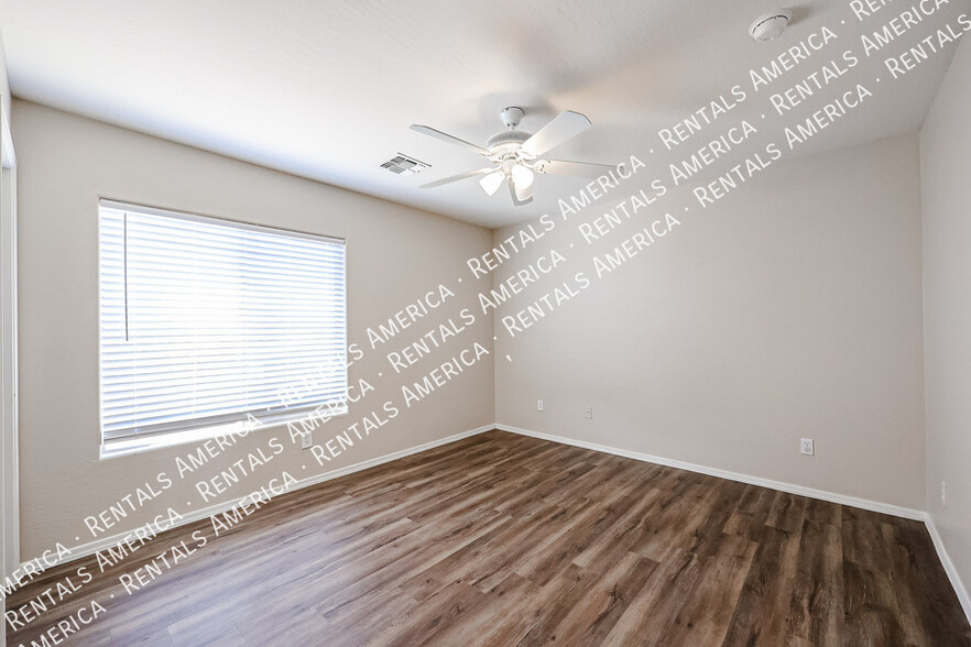Building Photo - 910 S 118th Ln