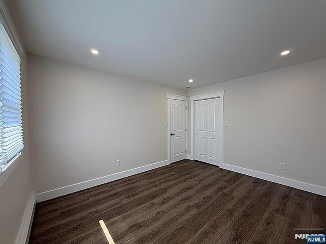 Building Photo - 682 Valley Brook Ave