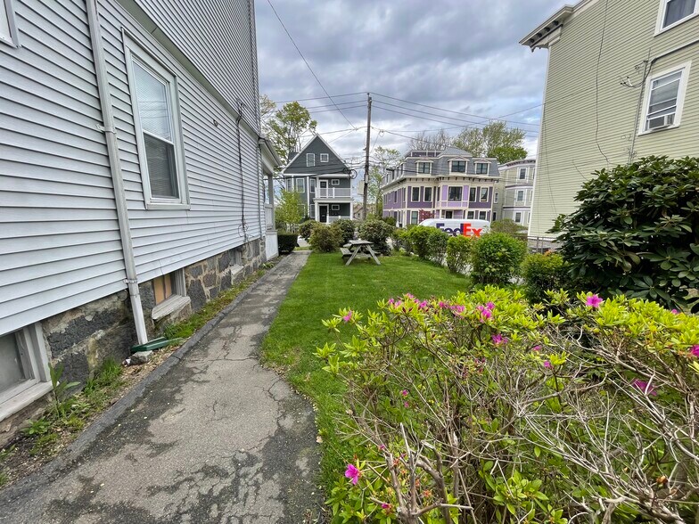 Building Photo - 27 Dix St