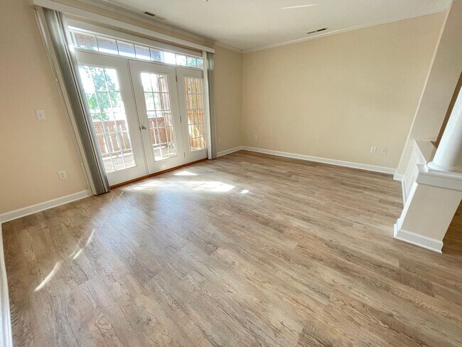 Building Photo - Wonderful location and features for this s...