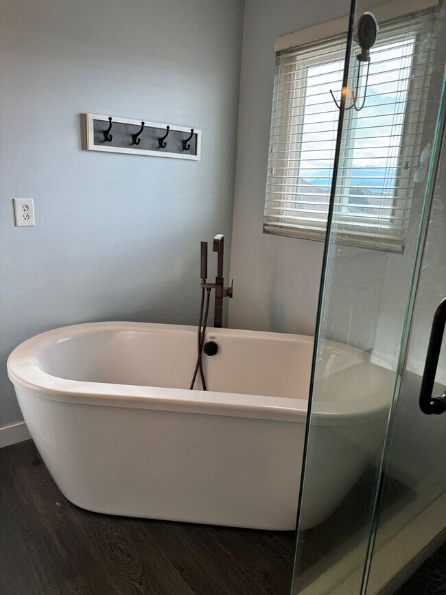 Building Photo - Townhouse with Spacious layout and convien...