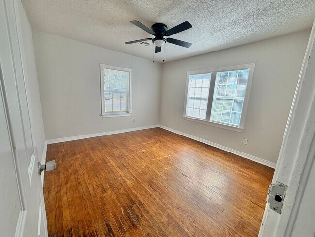 Building Photo - 4 Bedroom home!