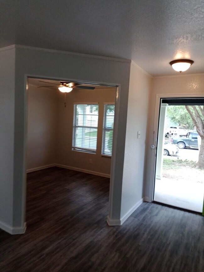 Building Photo - Spacious 4 Bed / 2.5 Bath Home