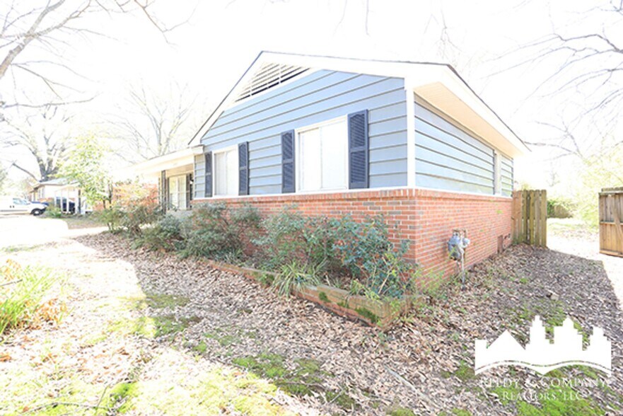 Building Photo - 1555 Staunton Dr
