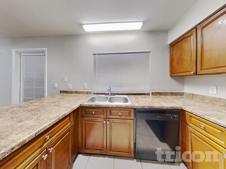 Building Photo - 6431 W Hatcher Rd