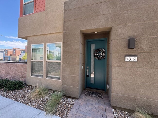 Building Photo - Modern Furnished 3 Bedroom Townhome in Pri...
