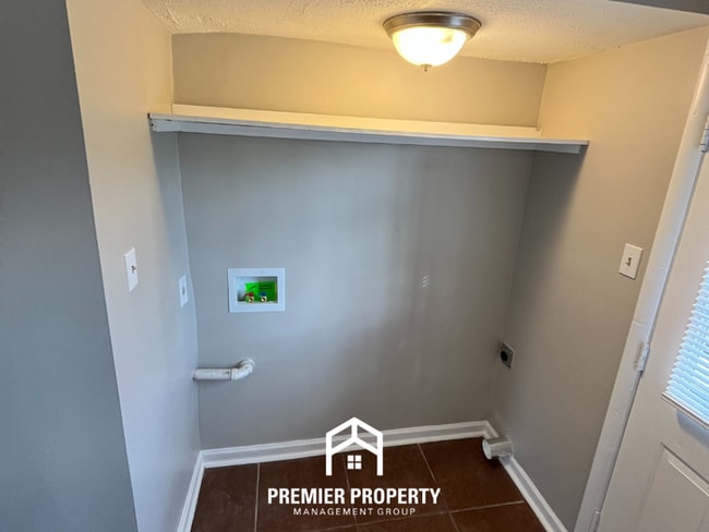 Building Photo - Beautiful 3BR/2BA Memphis Home with Hardwood Floors, Formal Dining & Fenced Yard