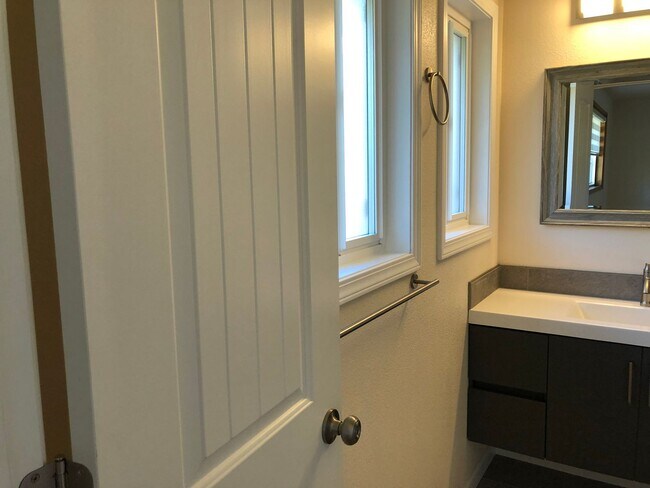 Building Photo - Live in Comfort and Style in the Heart of Corvallis!