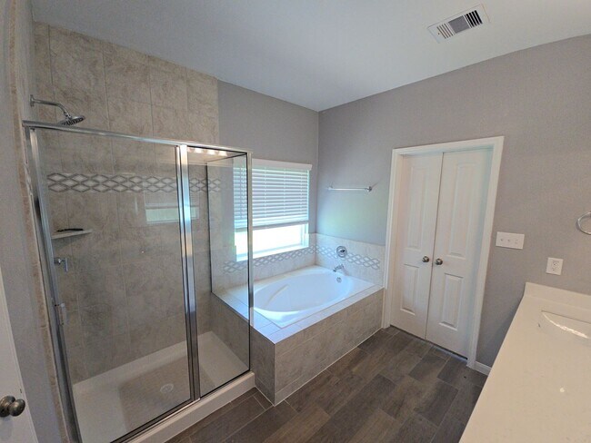 Building Photo - 14114 Little River Dr