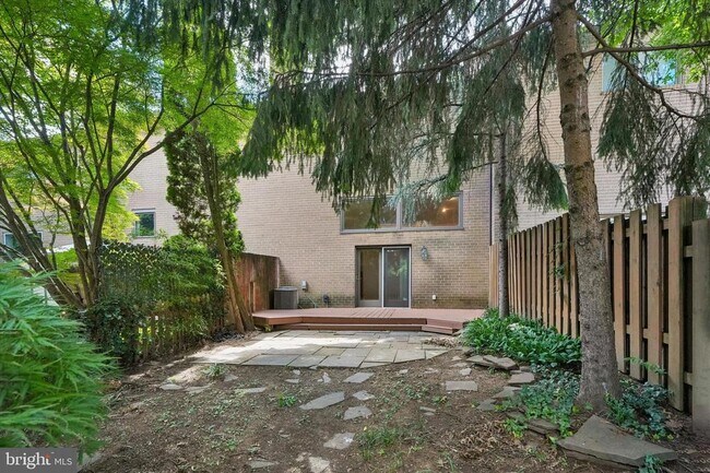 Building Photo - 156 Eaton Dr