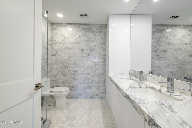 Building Photo - 7117 E Rancho Vista Dr