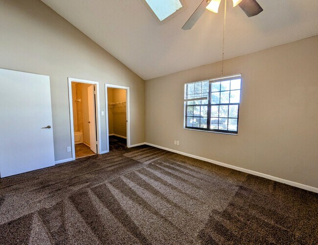 Building Photo - "NOW AVAILABLE! Spacious 3-Bedroom Townhouse Retreat with 2.5 Baths in Orange Park Awaits!"