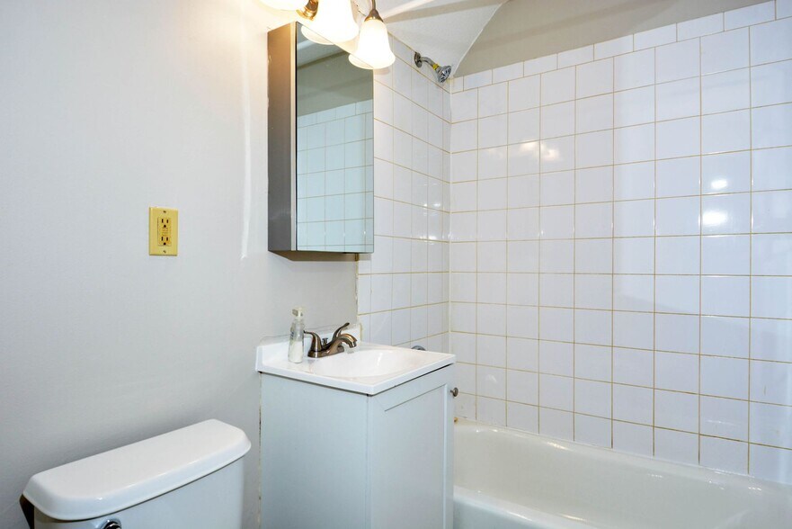 Building Photo - 447 Banfil St