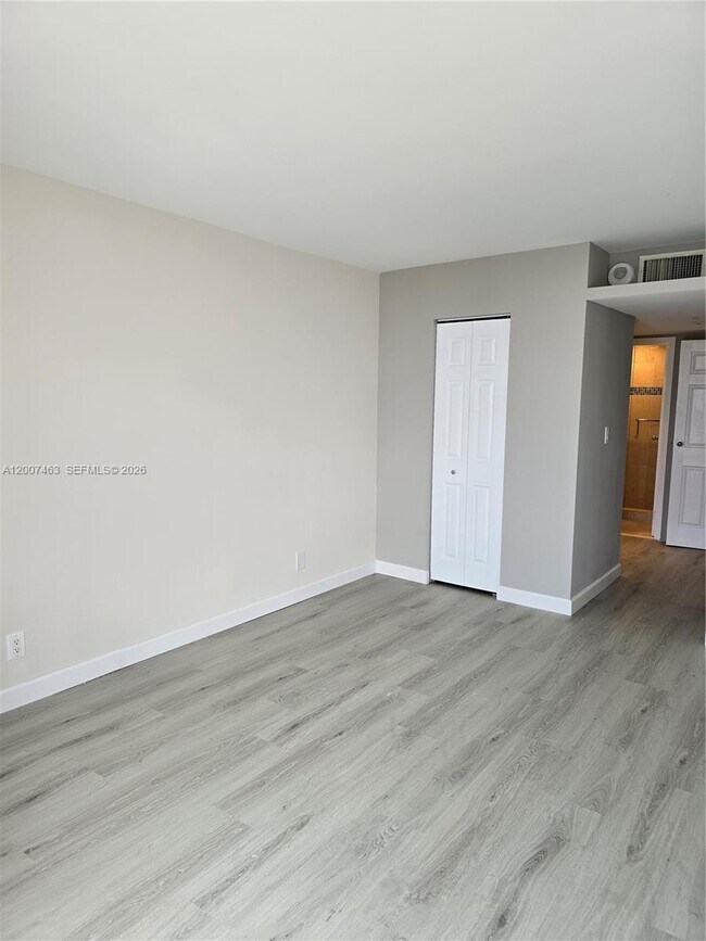Building Photo - 100 Bayview Dr