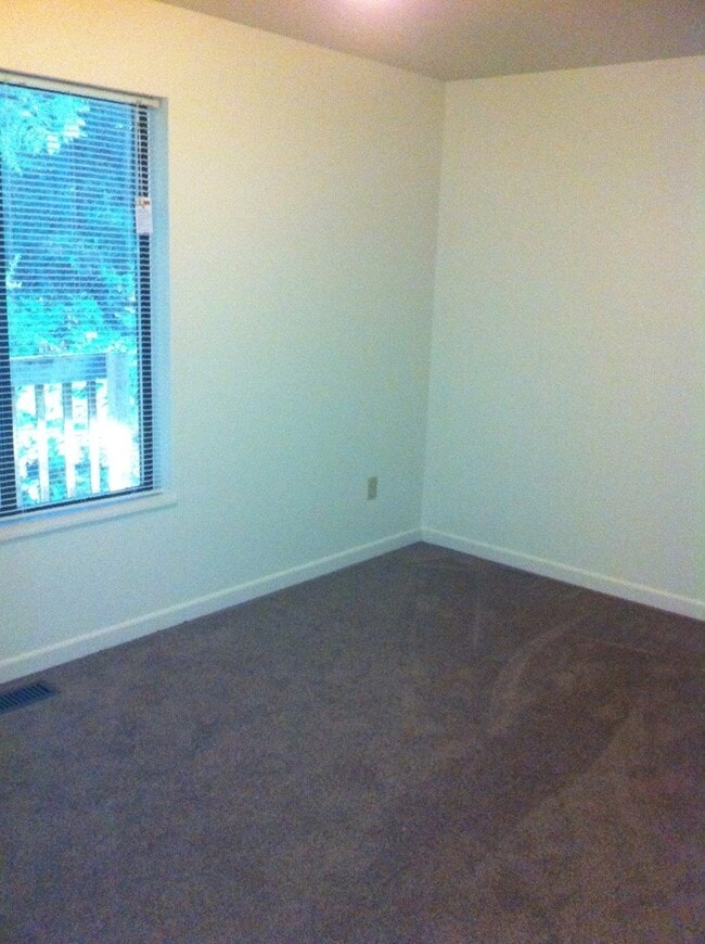 Building Photo - 3 Bedroom Home In East Bremerton