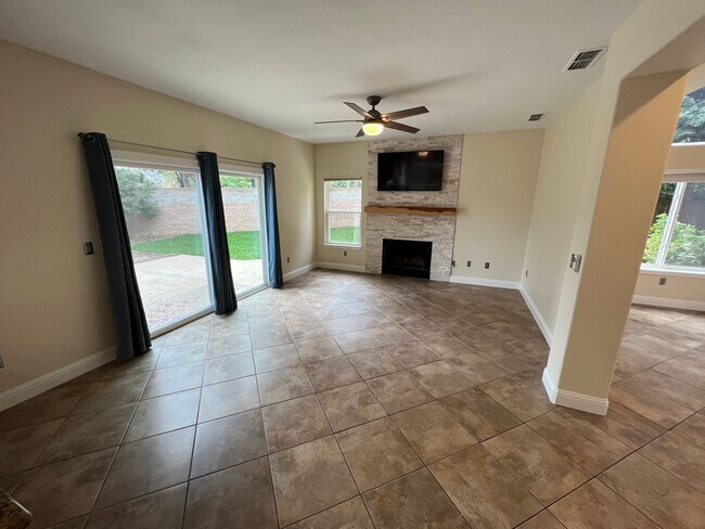 Building Photo - Gorgeous Private large lot in Rocklin!