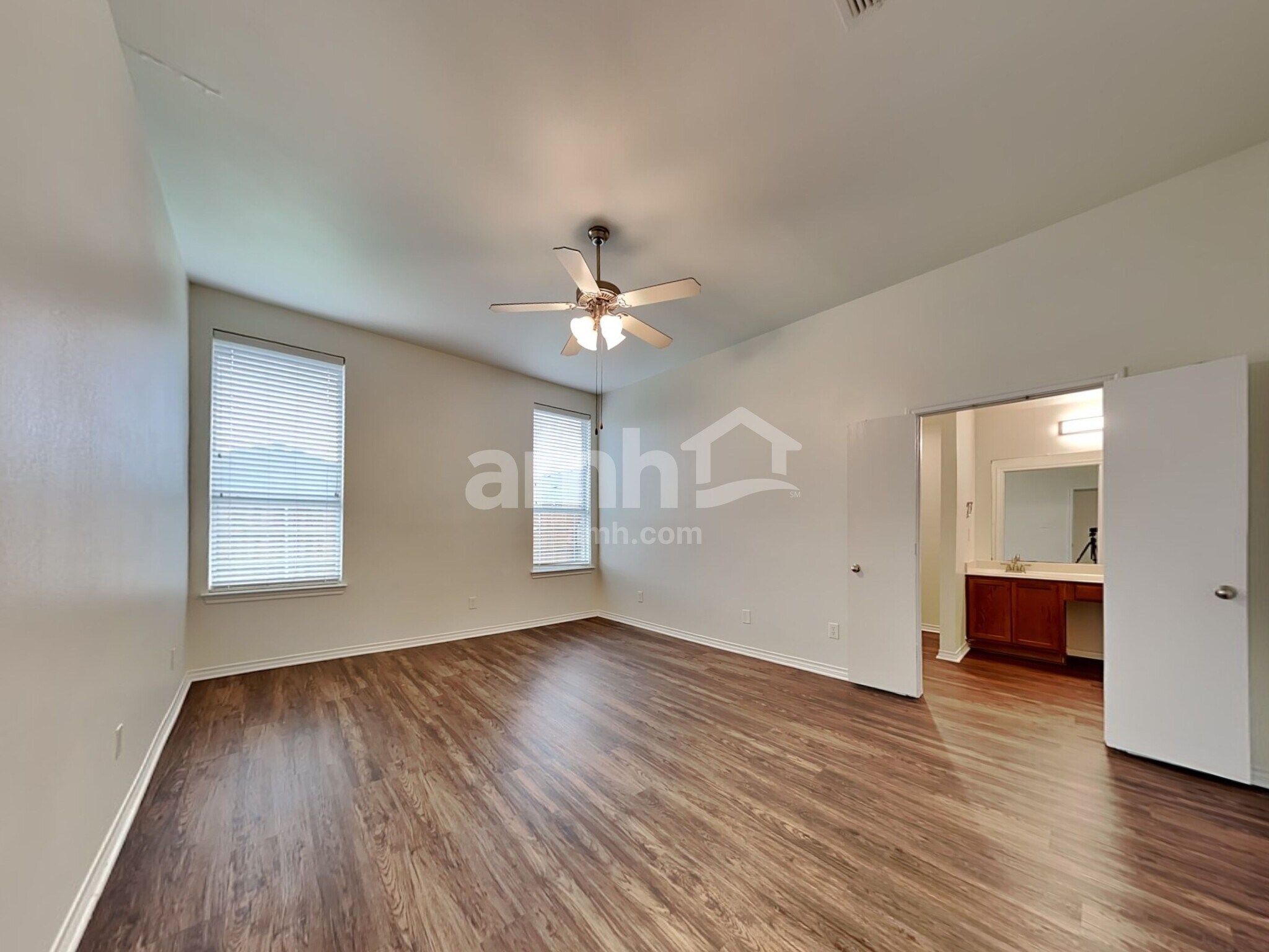 Building Photo - 3013 Lake Side Dr