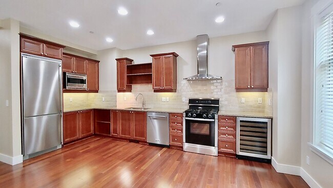 Building Photo - Luxury 3 Bedroom Townhome in Lake Oswego’s...