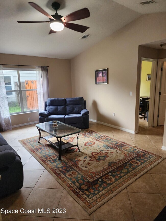 Building Photo - 890 Spirea Dr
