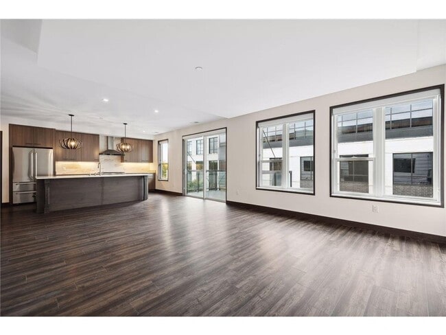 Building Photo - 253 Lake St E