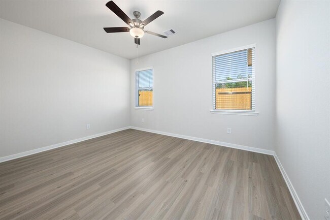 Building Photo - 15431 Maple Ter Dr