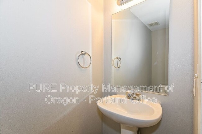 Building Photo - 16106 SE Caruthers St