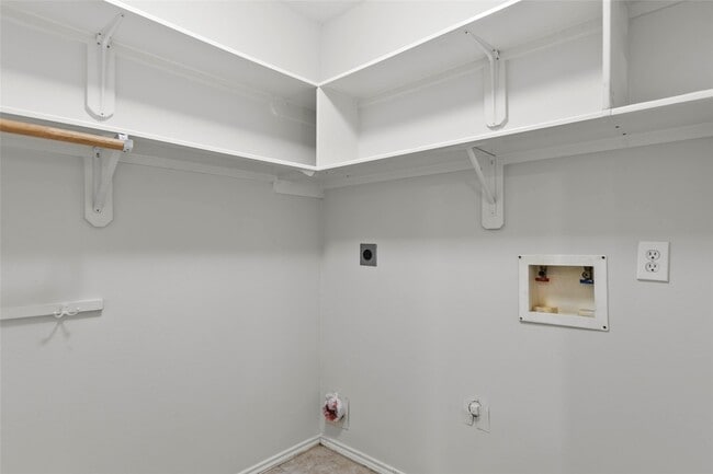 Building Photo - 6 Thicket Grove Pl