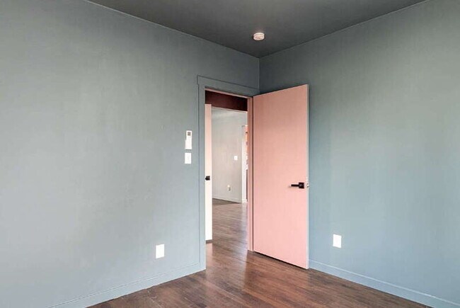 Building Photo - 2218 Hoyt Ave