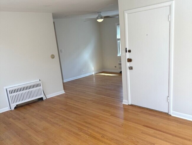 Building Photo - 2718 W Balmoral Ave