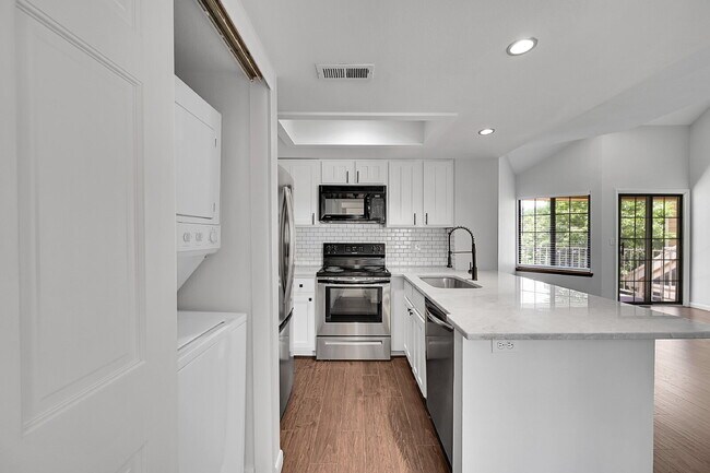 Building Photo - $2,195 - 1 Bed, 1 Bath Updated Lofted Cond...